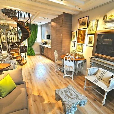 Apartment A Balcony On Notre Dame Paris