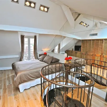 Apartment A Balcony On Notre Dame Paris