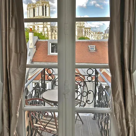 Apartment A Balcony On Notre Dame Paris