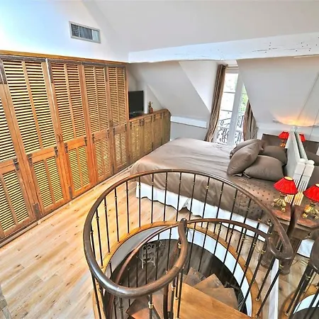 A Balcony On Notre Dame Apartment *