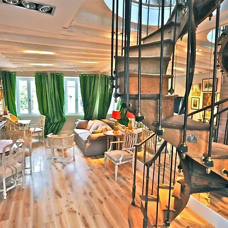 Apartment A Balcony On Notre Dame Paris