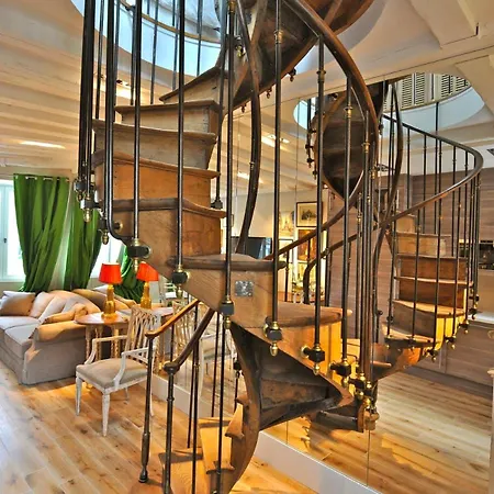 Apartment A Balcony On Notre Dame Paris