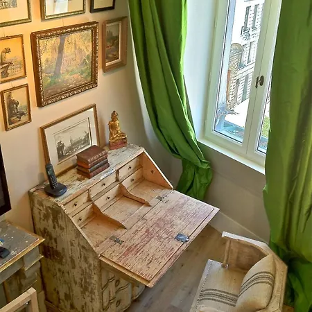 Apartment A Balcony On Notre Dame Paris