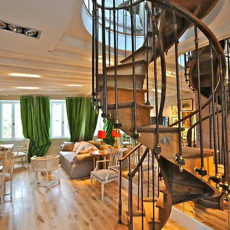 Apartment A Balcony On Notre Dame *
