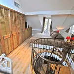 A Balcony On Notre Dame パリ