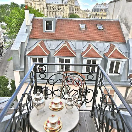 A Balcony On Notre Dame Apartman