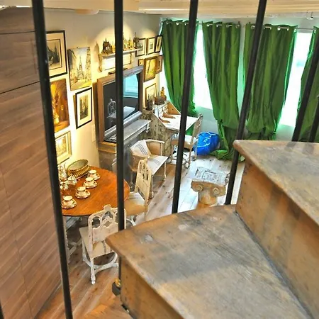 A Balcony On Notre Dame דירה *