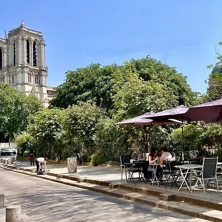 A Balcony On Notre Dame Apartman