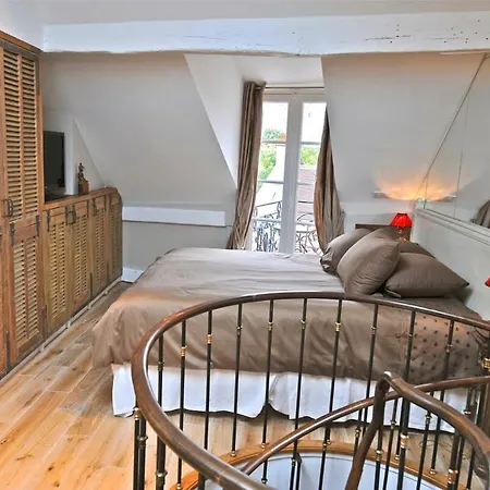 A Balcony On Notre Dame With Ac *