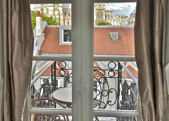 Appartamento A Balcony On Notre Dame Parigi