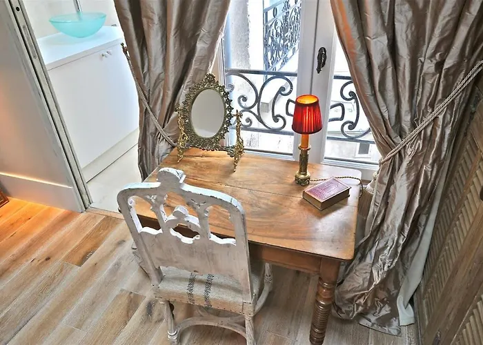 A Balcony On Notre Dame Parigi