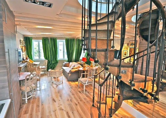 Apartment A Balcony On Notre Dame Paris