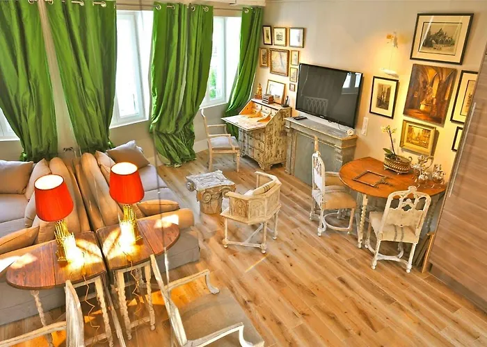 Apartment A Balcony On Notre Dame