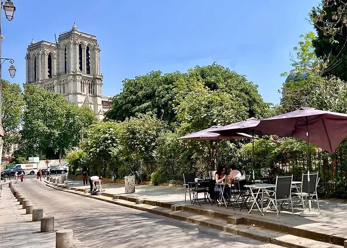 A Balcony On Notre Dame شقة